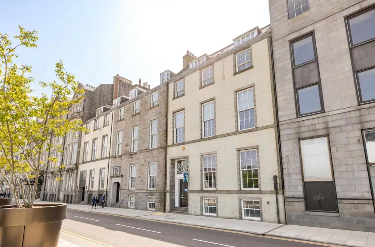 One Of A Kind Historic 3 Bedroom Apartment *